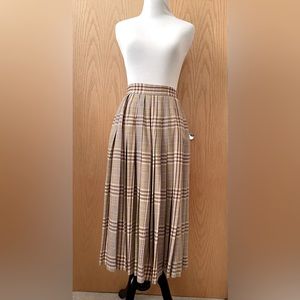 Vintage Liz Claiborne Plaid Pleated Skirt. Size 6 (this is pre vanity sizing).